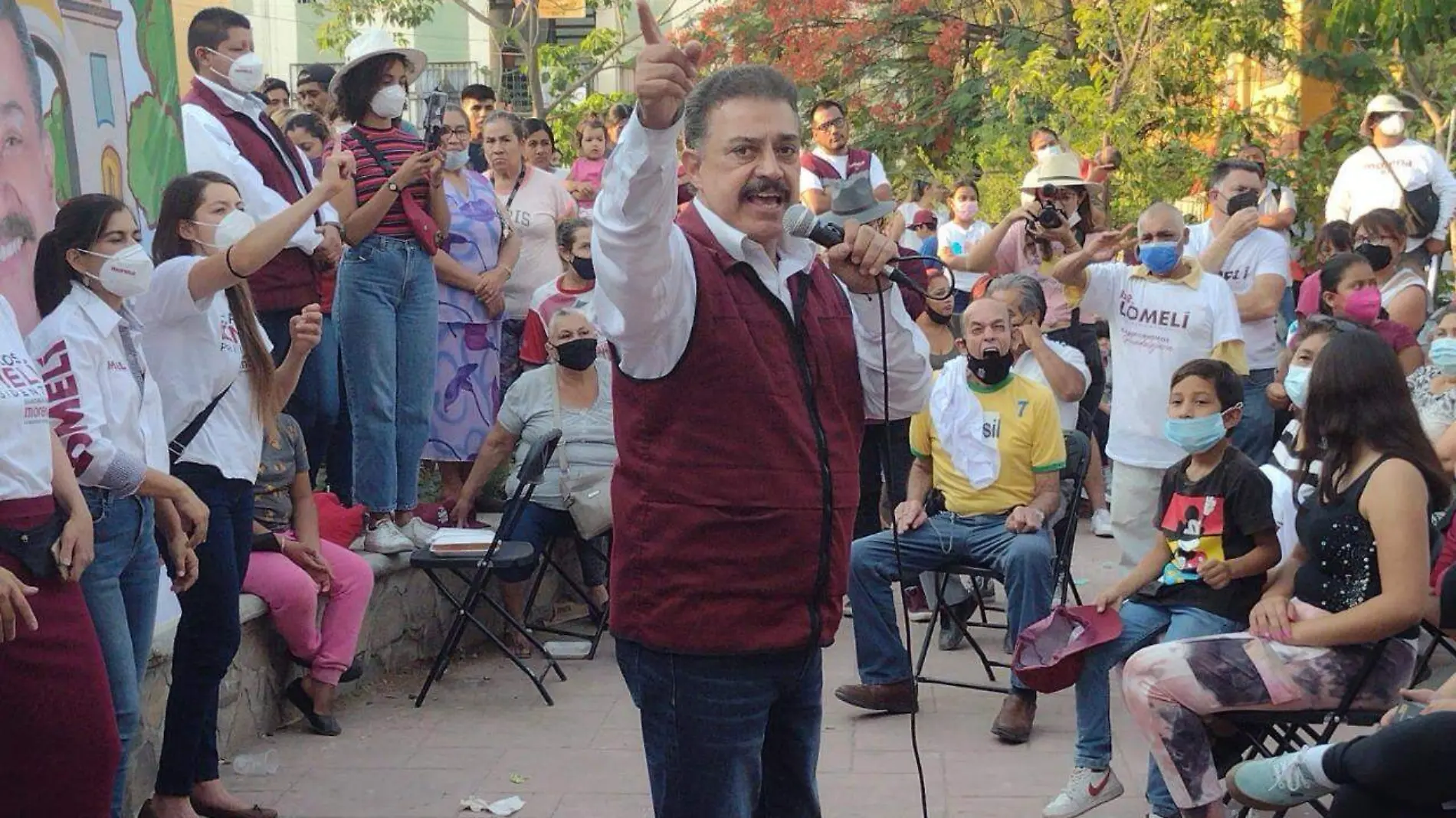 Carlos Lomelí visita a vecinos de la colonia Tetlán